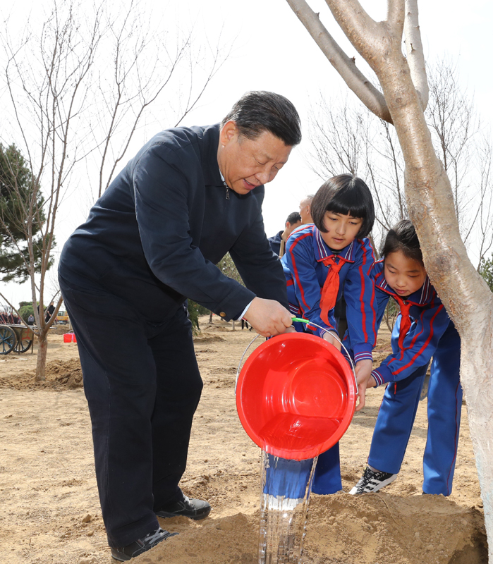 4月8日,党和国家领导人习近平、栗战书、汪洋、王沪宁、赵乐际、韩正、王岐山等来到北京市通州区永顺镇参加首都义务植树活动。这是习近平同少先队员一起给刚栽下的树苗浇水。