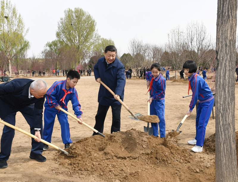 4月8日,党和国家领导人习近平、栗战书、汪洋、王沪宁、赵乐际、韩正、王岐山等来到北京市通州区永顺镇参加首都义务植树活动。这是习近平同大家一起植树。