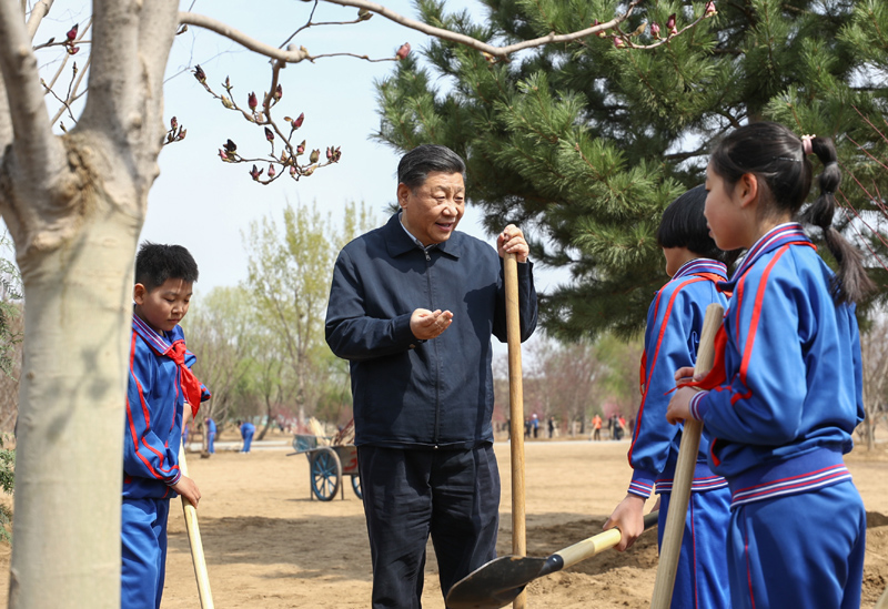 4月8日,党和国家领导人习近平、栗战书、汪洋、王沪宁、赵乐际、韩正、王岐山等来到北京市通州区永顺镇参加首都义务植树活动。这是习近平同少先队员在一起。